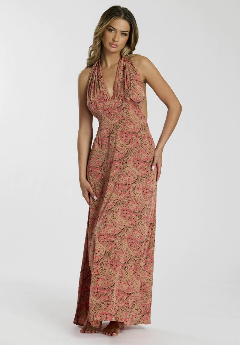 Robe maxi en corail avec un imprimé paisley et floral. Design dos nu, tissu fluide et détails de dos ouvert.