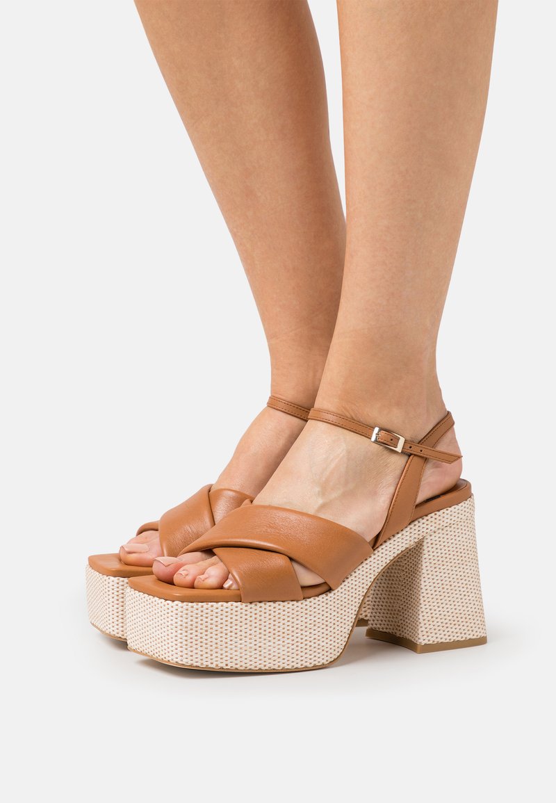 ÁNGEL ALARCÓN Platåsandaler papirus/brunlig Zalando.no