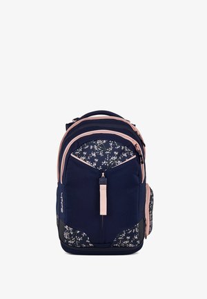 Mochila de color marino con estampado floral, acentos en rosa, múltiples compartimentos, correas acolchadas y cierres de cremallera. Tejido duradero con detalles texturizados.