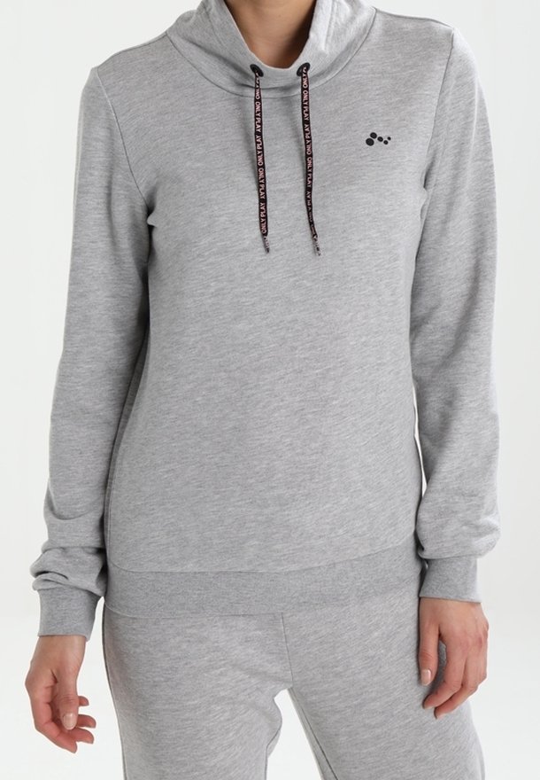 Sweat à capuche gris avec un col entonnoir, des cordons noirs et un petit logo. Tissu doux, manches longues et poignets ajustés.