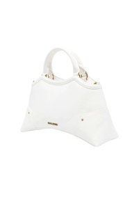 Borsa a mano in pelle bianca con parte superiore curvata, due manici e dettagli in metallo dorato. Presenta tasche laterali e una superficie liscia al tatto.