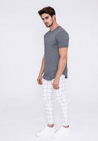 FRILIVIN À CARREAUX   - Chino - blanc