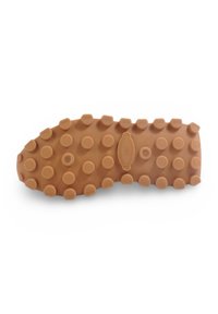 Semelle de chaussure en caoutchouc couleur tan avec des nubs circulaires pour une meilleure traction, comporte la taille "38" en relief et un petit trou près du bord.