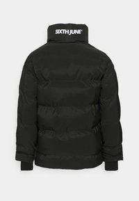 Czarna, ocieplana kurtka zimowa z wysokim kołnierzem, na plecach z białym napisem "SIXTH JUNE", przedstawiona na jednolitym tle.