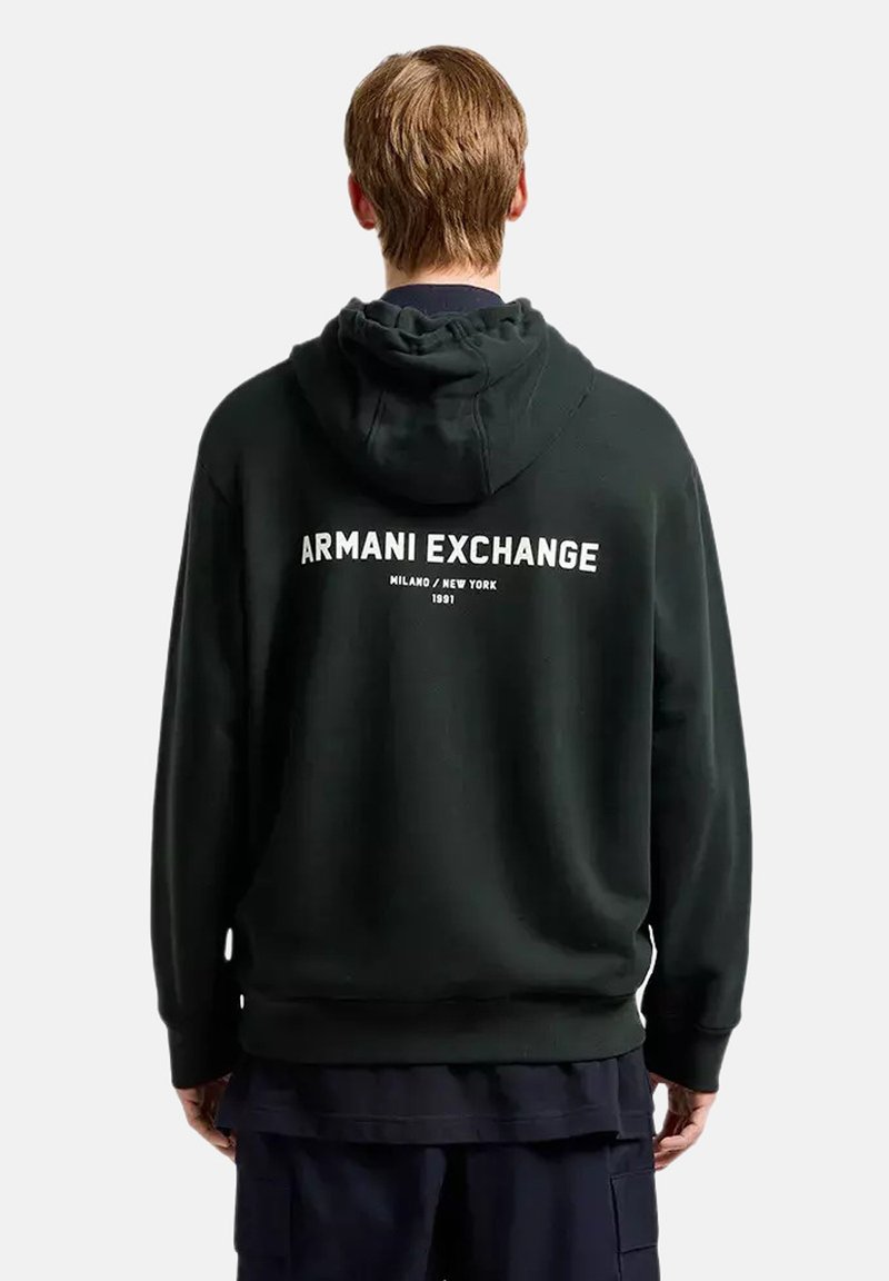 Felpa con cappuccio nera di Armani Exchange con logo bianco sul retro, caratterizzata da una vestibilità rilassata, polsini a coste e una texture morbida.