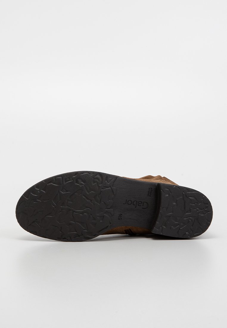 Braune Wildledersohle mit strukturiertem schwarzem Gummiausgang, ausgestattet mit einem Zickzackmuster und geprägtem Markennamen. Größe ist mit 5½ gekennzeichnet.