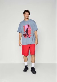 Nike Performance TEE DNA - T-shirts print - cool grey