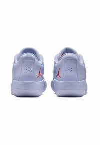 Himmelblaue Sportschuhe mit einem Mesh-Obermaterial, strukturierten Details und roten Akzenten, in einem niedrig geschnittenen Design und mit Gummisohlen.