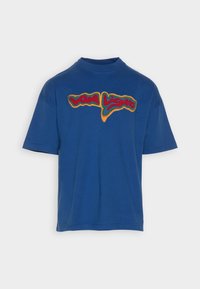 Blaues Baumwoll-T-Shirt mit Rundhalsausschnitt und kurzen Ärmeln, mit einem mehrfarbigen gestickten Logo auf der Vorderseite. Glatte Textur, entspannte Passform.