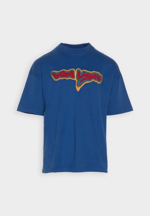 Blå bomulds t-shirt med rund hals og korte ærmer, prydet med et multicolor broderet logo på forsiden. Glat tekstur, afslappet pasform.