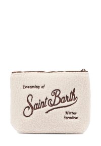 Pochette in crema con texture realizzata in pile, con testo ricamato marrone che recita "Sognando il Paradiso Invernale di Saint Barth", chiusura con zip nella parte superiore.