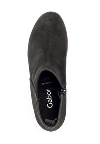 Stivale alla caviglia in suede nero con punta arrotondata, zip laterale e foderatura interna. Logo "Gabor" visibile all'interno. Texture morbida e design elegante.