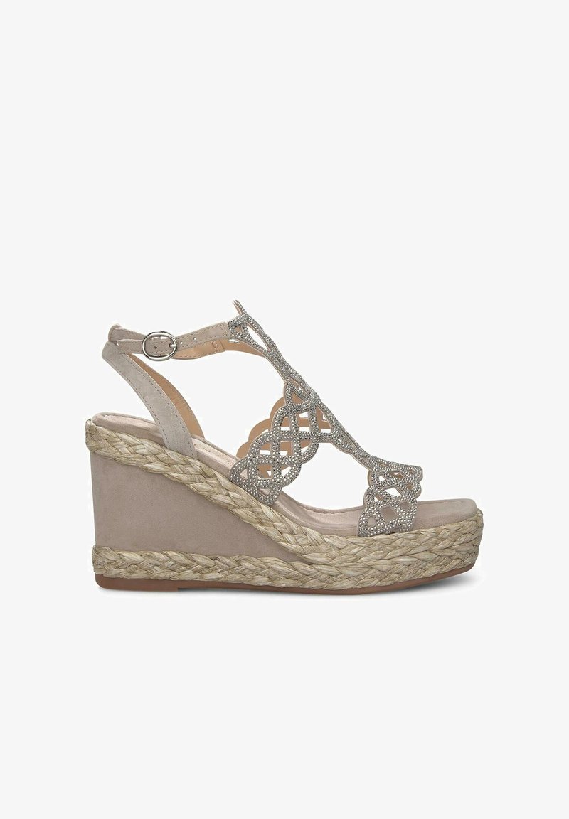Sandalo con zeppa in taupe chiaro con suola intrecciata in juta. Presenta un design con cinturini decorativi impreziositi da piccoli ornamenti in tono argento.