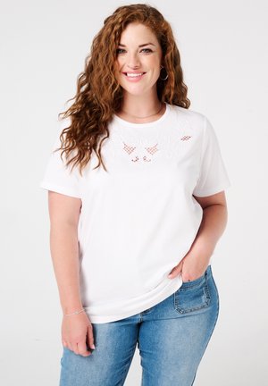 Witte T-shirt met korte mouwen, voorzien van geborduurde bloemmotieven rond de halslijn, gecombineerd met lichtblauwe spijkerbroek. Casual fit en zachte textuur.