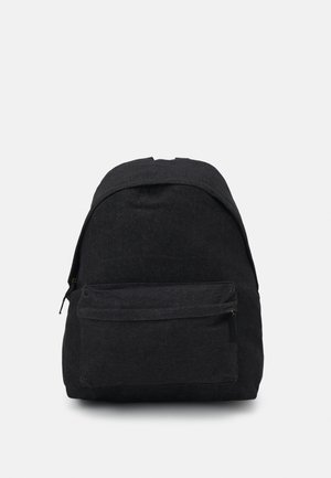 Czarny materiałowy plecak z dużą główną komorą i przednią kieszenią zapinaną na zamek, przedstawiony na jednolitym jasnym tle.