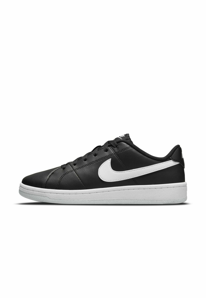 Tênis de couro preto com detalhes brancos, apresentando um bico redondo, design com atacadores e uma sola texturizada. Logo da Nike em destaque na lateral.