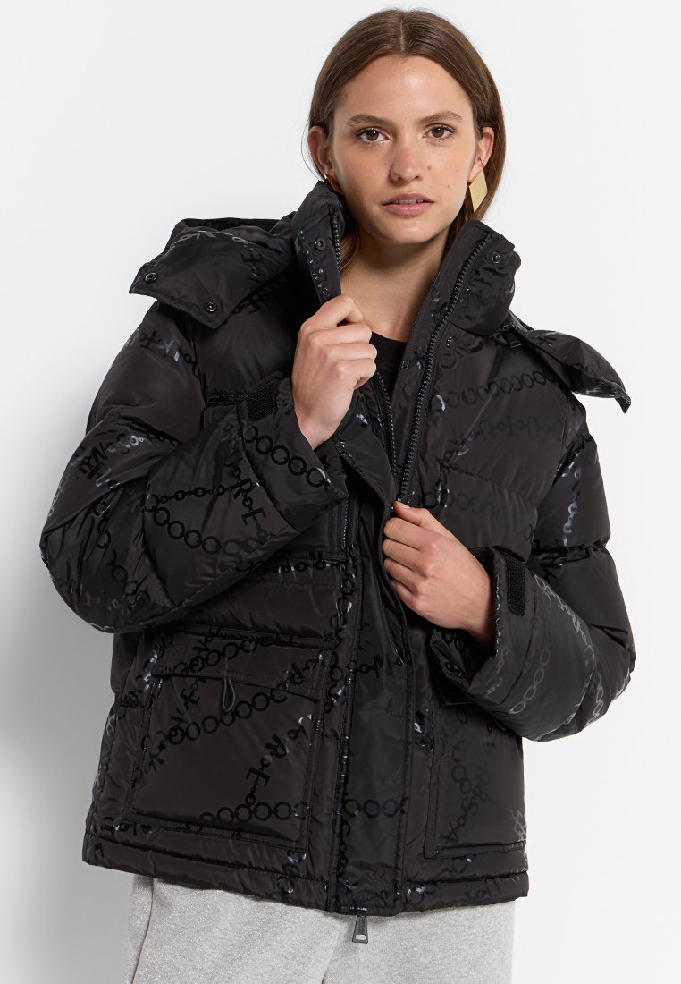 Chaqueta de plumas negra con un acabado brillante, que presenta un cuello alto, cierre de cremallera y patrones de logotipos. Incluye bolsillos frontales y tejido texturizado.