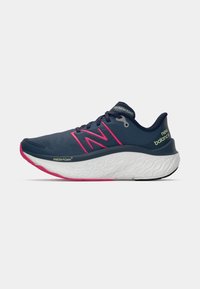 Marine hardloopschoen met roze accenten, ademend mesh bovenwerk, gewatteerde witte tussenzool en gestructureerde buitenzool voor grip.