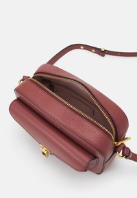 Coccinelle BEAT SOFT - Torba čez telo - brown