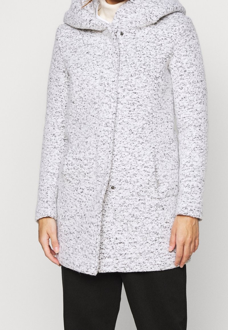 Cappotto grigio screziato con cappuccio, chiusura con bottoni, tasche laterali e maniche lunghe. Tessuto morbido e strutturato progettato per il calore.