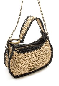 Bolso tejido con forma redondeada; colores beige natural y negro; correa de cadena y herrajes metálicos; cierre superior con cremallera.