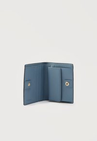 Portefeuille bifold en cuir bleu ouvert montrant des emplacements pour cartes, une poche à pièces avec fermeture à pression, et un compartiment pour billets sur fond blanc.
