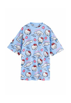 Jasnoniebieska koszulka z krótkim rękawem z powtarzającym się wzorem postaci Hello Kitty i Cinamorolla, ozdobiona różowymi sercami i tekstowymi akcentami.
