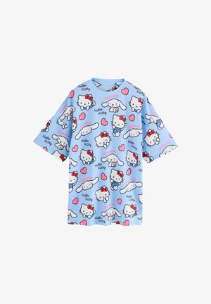Heledsinine lühikeste varrukatega T-särk, millel on korduv muster Hello Kitty ja Cinamorolli tegelastega, koos roosade südamete ja tekstielementidega.