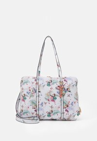 Blomsterhandtaske med en lys baggrund, der har grønne og pink plante mønstre, sort kant, doble håndtag og en farverig dekoration charm.