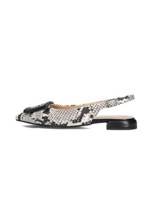 Slingback ballerina met een zwart-wit slangenprint, ronde neus, een strikdetail aan de voorkant en een lage zwarte hak.