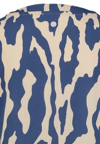 Blau und beige gemusteter Stoff mit abstrakten, gewellten Formen; glatte Textur; Rückendetails mit einem kleinen, runden Hardware-Akzent.