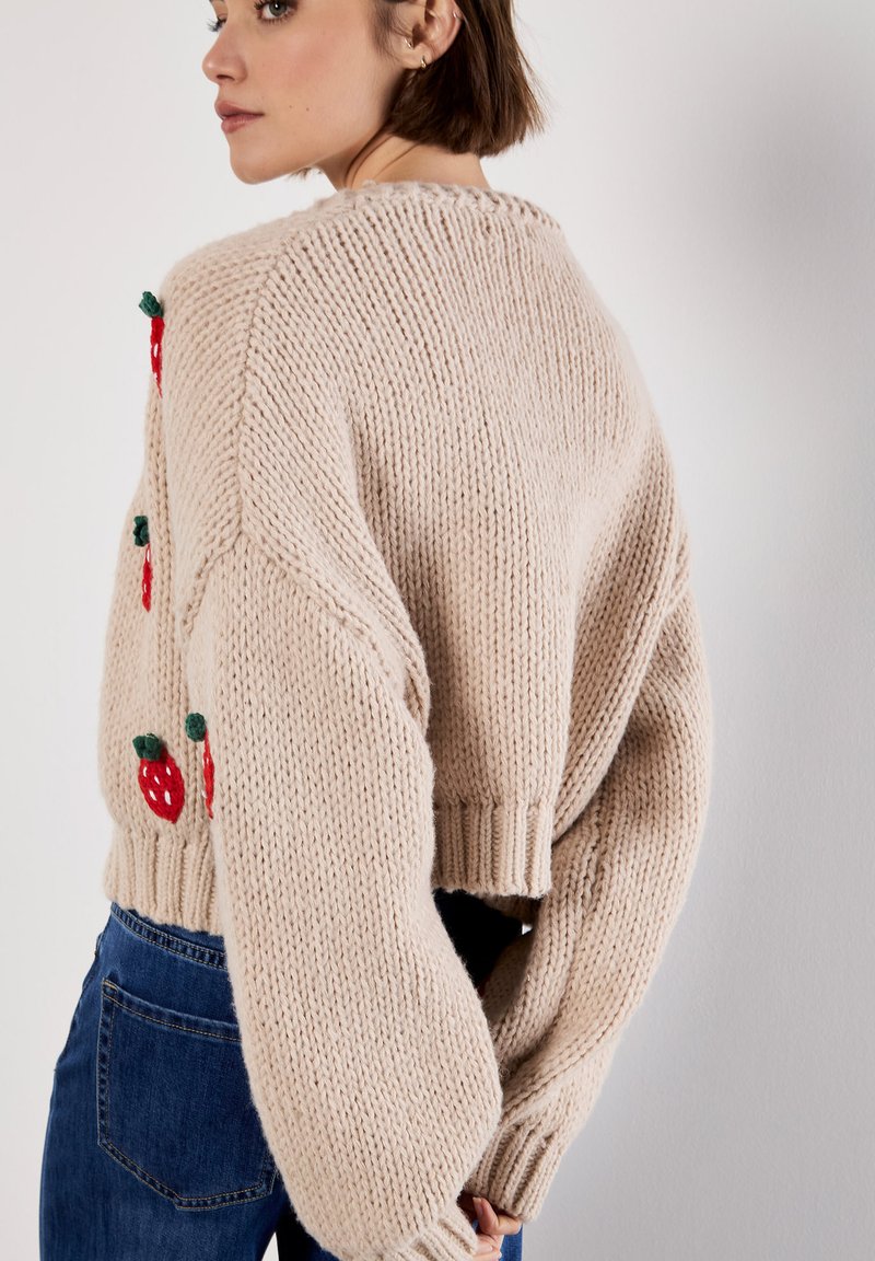 Apricot CHUNKY STRAWBERRY Strickjacke stone/stein Zalando