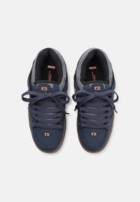 Globe FUSION - Riedlenčių batai - navy/grey