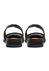 Sandale negre cu un spate texturat, părți laterale deschise și o talpă plată. Prezintă un design minimalist cu o curea din piele netedă pentru susținere.