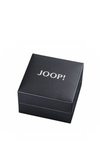 Scatola regalo in cartone nero con finitura testurizzata, con il nome del marchio "JOOP!" impressa in argento sulla parte superiore.
