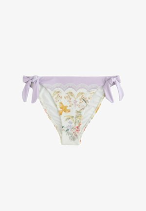 Weiße Bikinihöschen mit pastellfarbenem Blumen- und Vogeldruck, hellviolettem gezacktem Saum und seitlichen Bindeschleifen an beiden Hüften.