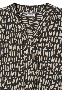 Sort bluse med cremefarvet abstrakt mønster, V-udskæring og bindebånd foran. Letvægtsstof med glat tekstur. Mærket siger "CECI."