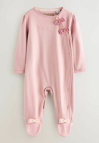 Romper infantile rosa chiaro con maniche lunghe, caratterizzato da due fiocchi decorativi, bottoni a pressione lungo il lato e un morbido tessuto di cotone.