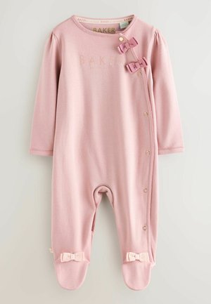 Romper para bebé en rosa claro con mangas largas, que presenta dos lazos decorativos, botones a presión en el lateral y un material de algodón suave.