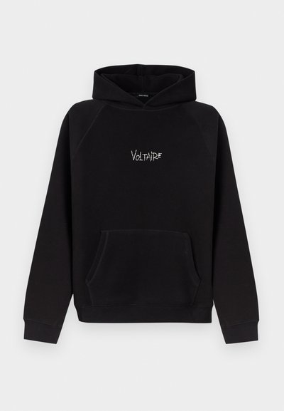 Μαύρο φούτερ με κουκούλα, μπροστινή τσέπη καγκουρό και λευκό κείμενο "Voltaire" στο κέντρο του στήθους, μακριά μανίκια και προσαρτημένη κουκούλα.
