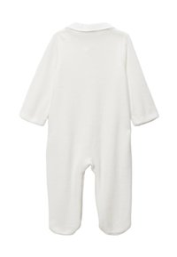 Combinaison blanche pour tout-petit en tissu doux. Manches longues et col, avec un design simple sans motifs ni accents.