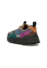 Sneaker multicolore con suola nera punteggiata, pannelli in suede viola, verde, marrone e arancione, etichetta nera e parte superiore in tessuto grigio.
