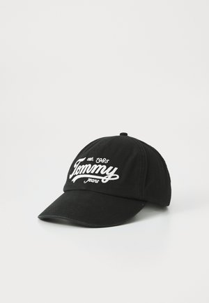 Czarna czapka z daszkiem z białym haftowanym napisem "est. 1985 Tommy jeans" na przodzie, przedstawiona na jednolitym jasnym tle.