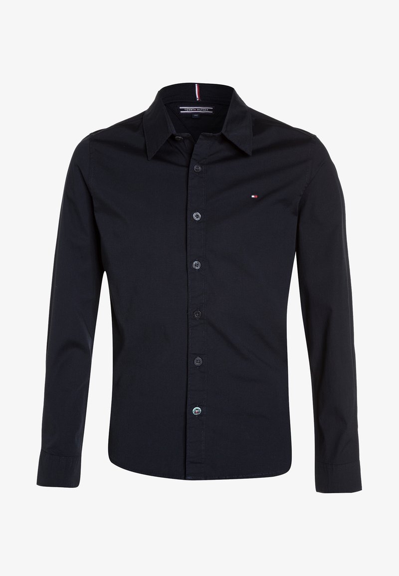 Camisa negra de manga larga con botones y cuello, con un pequeño logo de Tommy Hilfiger en el lado izquierdo del pecho.