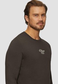 s.Oliver Langarmshirt - dunkelbraun