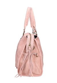 Sac à main en daim rose avec une poignée tressée, fermeture zippée sur le dessus et longues franges. Forme arrondie avec des accents en laiton et une surface texturée.