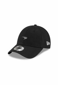 Schwarze Baseballkappe aus Baumwolle mit einem gebogenen Schirm, die ein silbernes Logo auf der Vorderseite und weiße Steppnähte an der Seite aufweist.