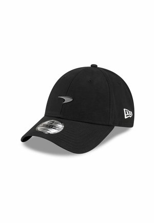 Schwarze Baseballkappe aus Baumwolle mit einem gebogenen Schirm, die ein silbernes Logo auf der Vorderseite und weiße Steppnähte an der Seite aufweist.