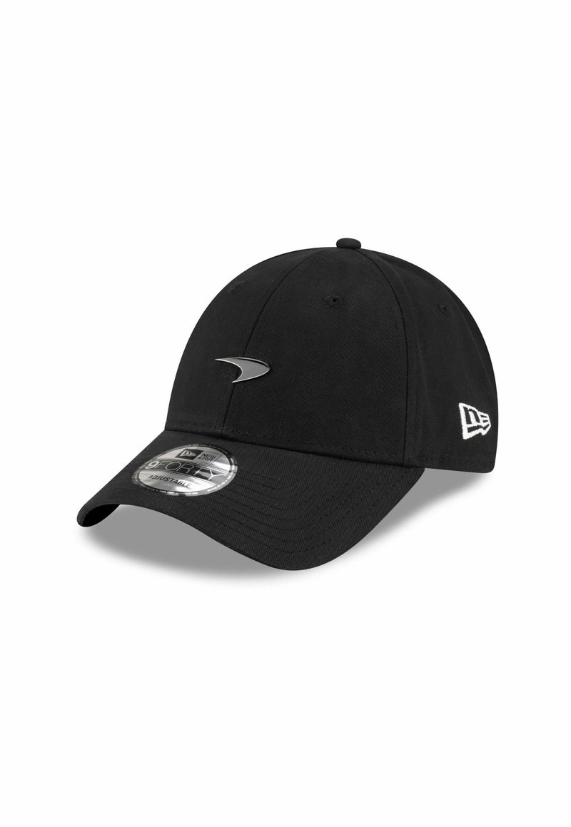 Schwarze Baseballkappe aus Baumwolle mit einem gebogenen Schirm, die ein silbernes Logo auf der Vorderseite und weiße Steppnähte an der Seite aufweist.