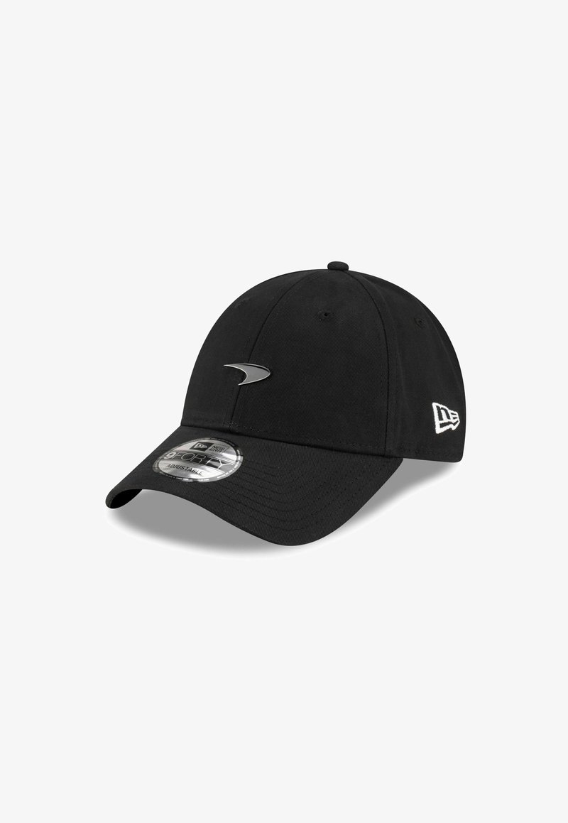 Schwarze Baseballkappe aus Baumwolle mit einem gebogenen Schirm, die ein silbernes Logo auf der Vorderseite und weiße Steppnähte an der Seite aufweist.